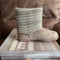 Makalu Boots Size 7.5 Taupe Color.