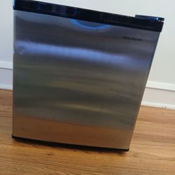 2019 FRIGIDAIRE MINI FRIDGE 