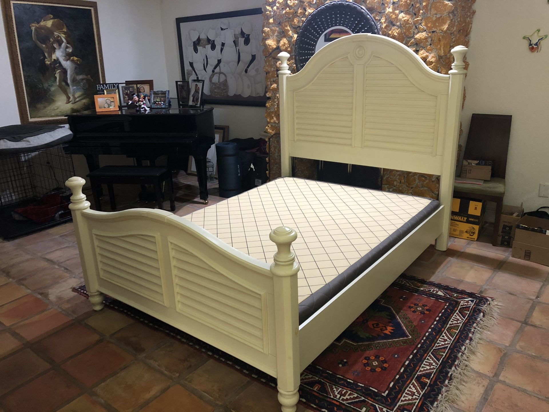 Queen bed, Kane’s Furniture Summer House Poster bed