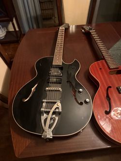 Luthiers special. 2 Guild guitars