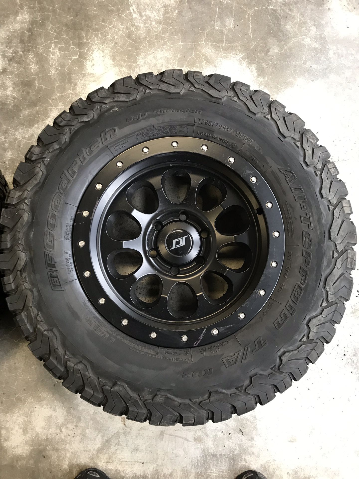 Set of 5 17” stealth custom series scs wheels and tires 285 70 17