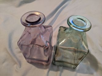 2 small glass vase