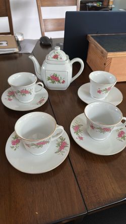 Tea pot with 4 cups and saucers