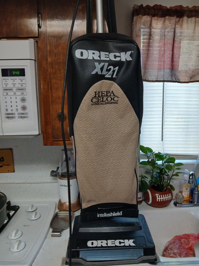 Selling A Oreck Commercial Vacum Hepa Xl Works Great $