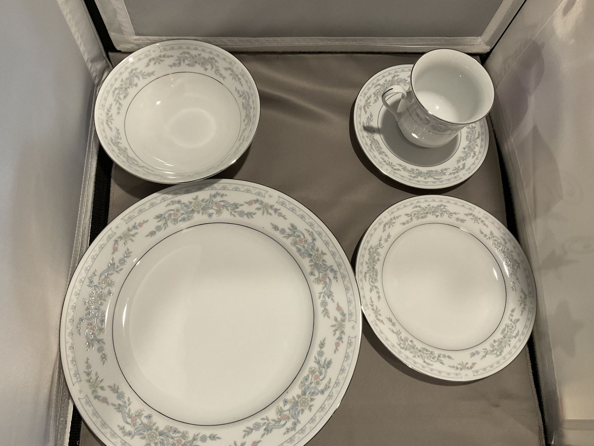 China By Somerset NL Excel. Blue Floral With Silver Trim, Set Of 4, 20 Pieces