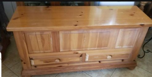 Brand Broyhill, Extra Large Blanket Chest, Solid Pine Wood, Natural Wood Color, 2 Small Bottom Drawers, Retired, Hard To Find, Condition is Excellent.