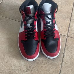 Air Jordan 1 Mid Chicago Black Toe