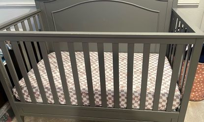 Crib w/ mattress.