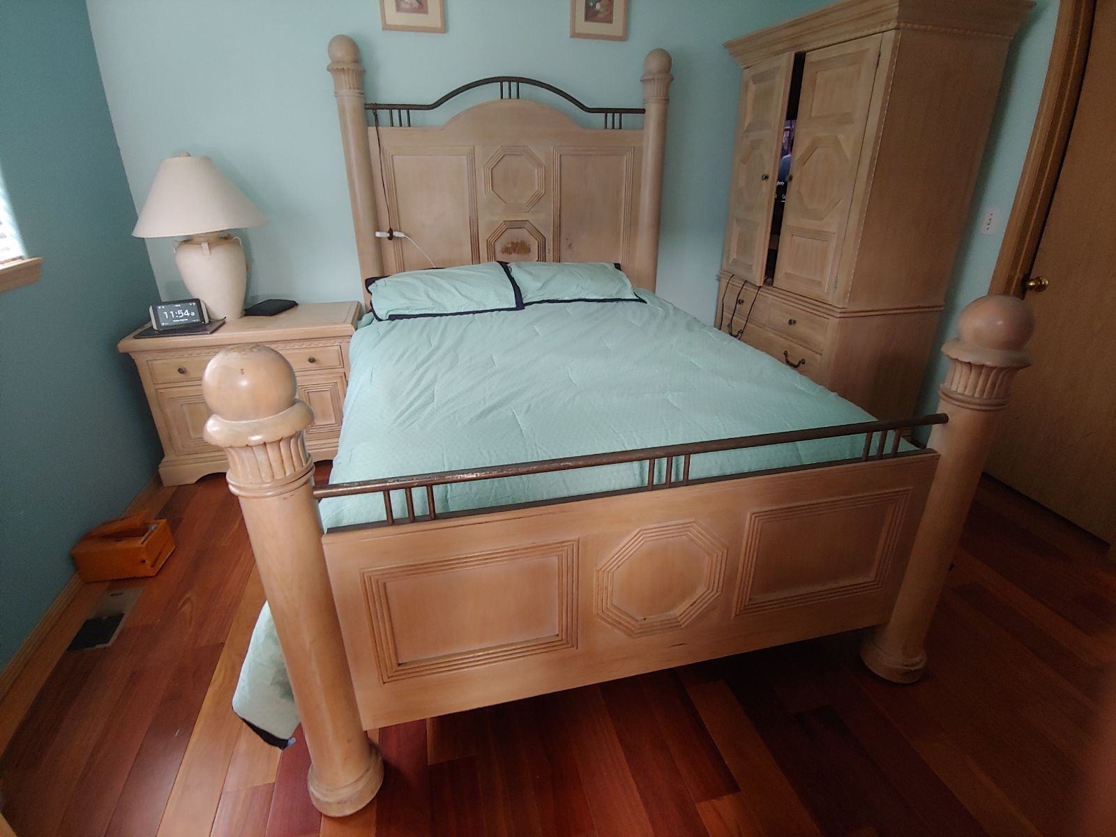 Queen Bedroom Set (Solid wood) $500 OBO