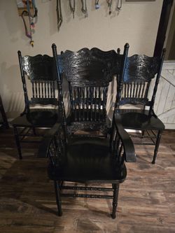 4 beautiful black solid oak Amish kitchen chairs