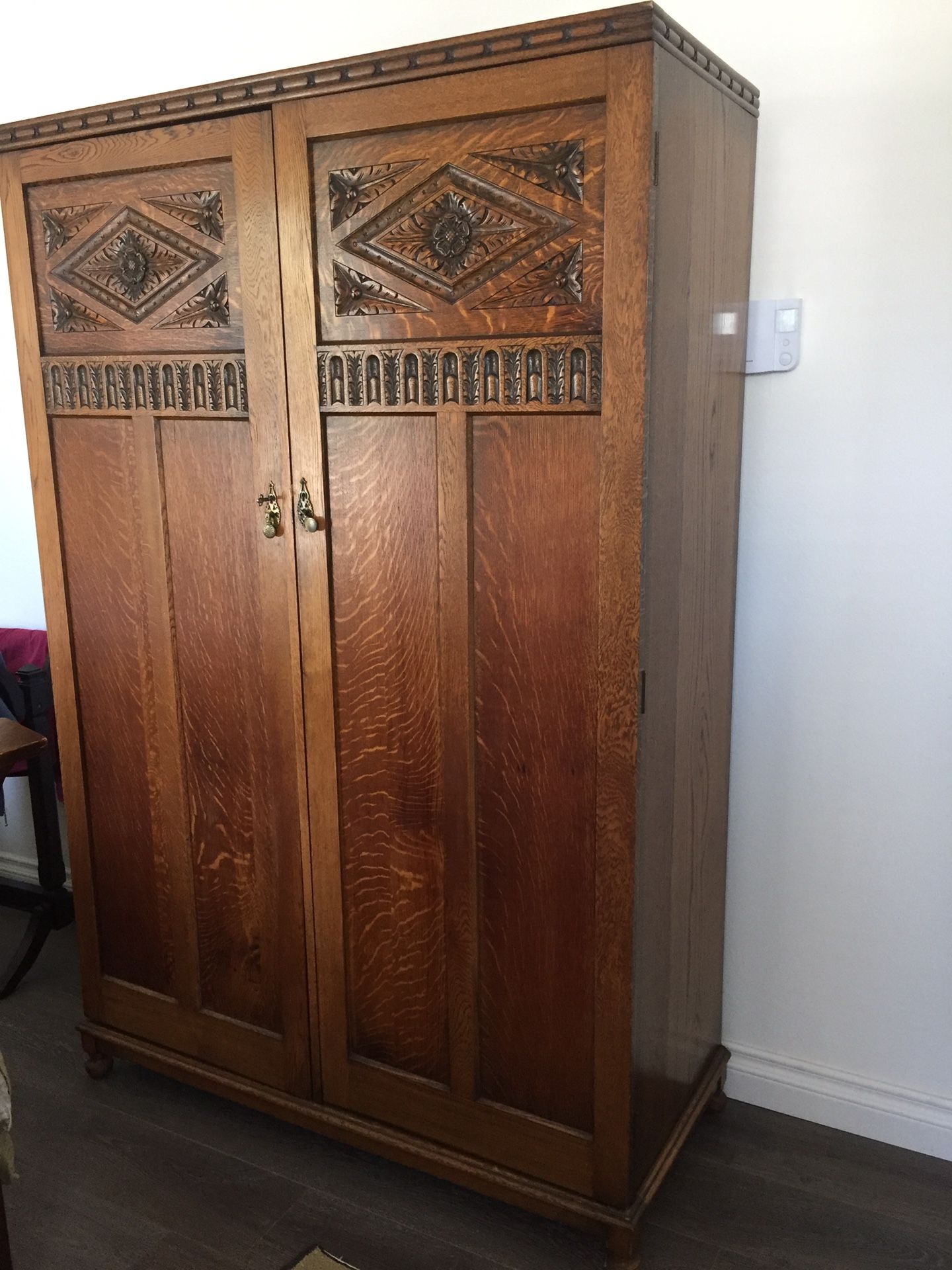 Standing closet oak