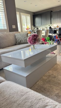 Coffee Table. White.