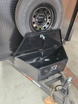 BRAND NEW TONGHE TRAILER TOOL BOX ALUMINUM DIAMOND COLOR BLACK 39" COMES SET KEYS IF SOMEBODY INTERESTED PLEASE TEXT ME ANY TIME HABLO ESPAÑOL THANKS