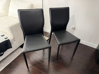 Black leather dining chairs in new condition set of 8 (150$ each )