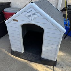 A Dog’s Tale Large Dog house / Like New