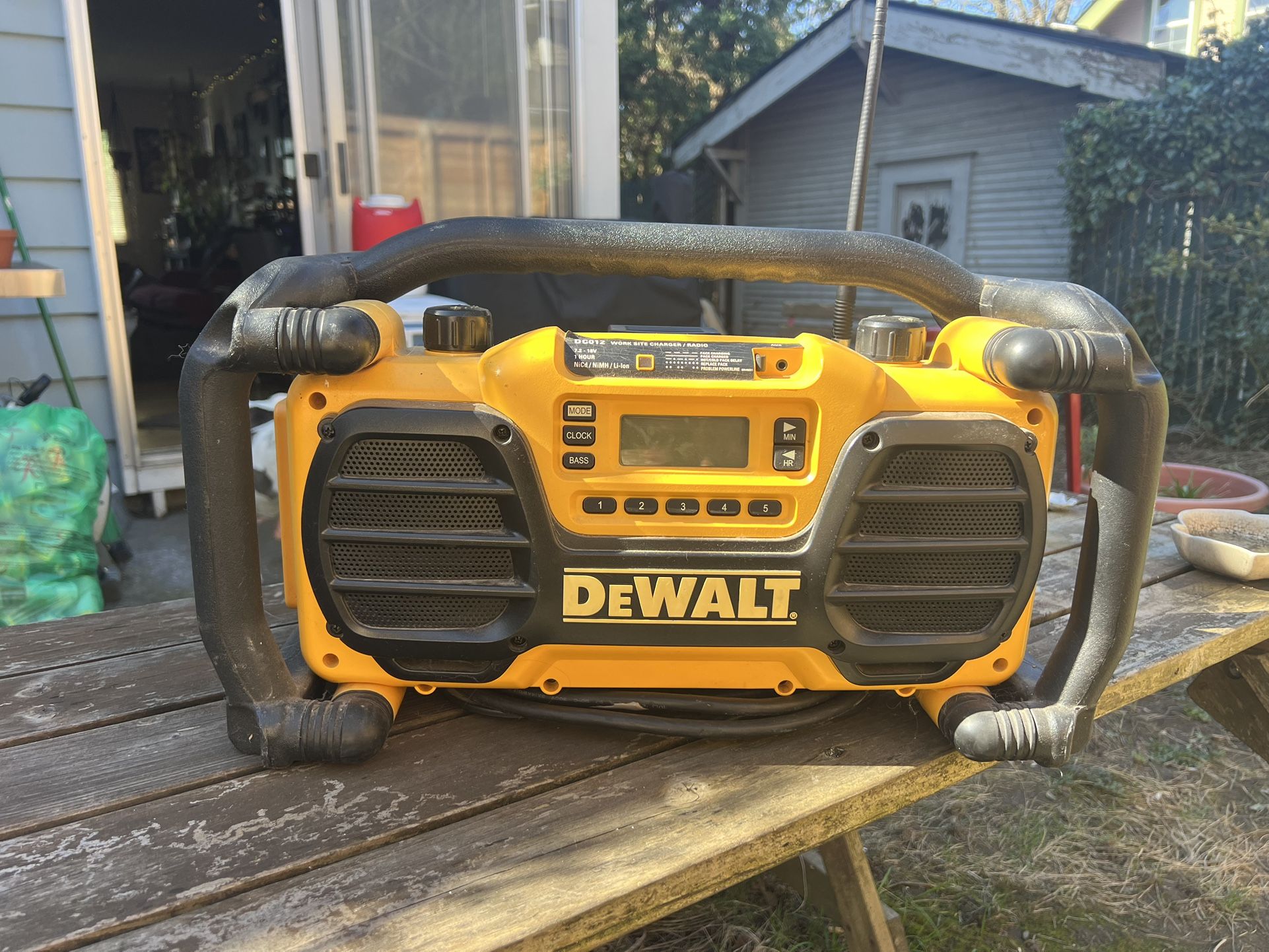 Dewalt DC012 Worksite Charger / AM/FM Radio - TESTED