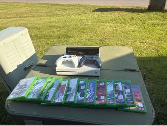 Xbox 1s + 2 Controllers + Xbox Kinect + 13 games