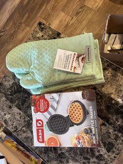 Mini Waffle Maker And Oven Mitts 