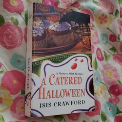 A Catered Halloween by Isis Crawford (Paperback)