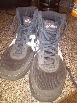 Asics wrestling sneakers good condition size 10/1/2