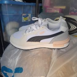 New Womens Pumas Size 8