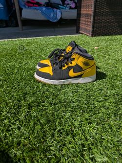 Nike air Jordan 1 mid Size  4 kids
