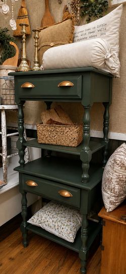 Green vintage nightstands 💚
