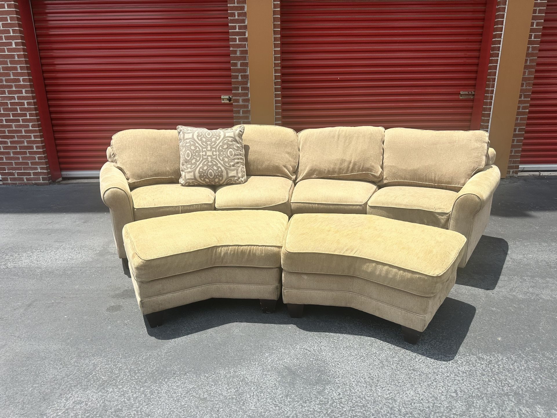 🔥 $160 Sectional Couch – Steam Cleaned! (Delivery Available) 🔥