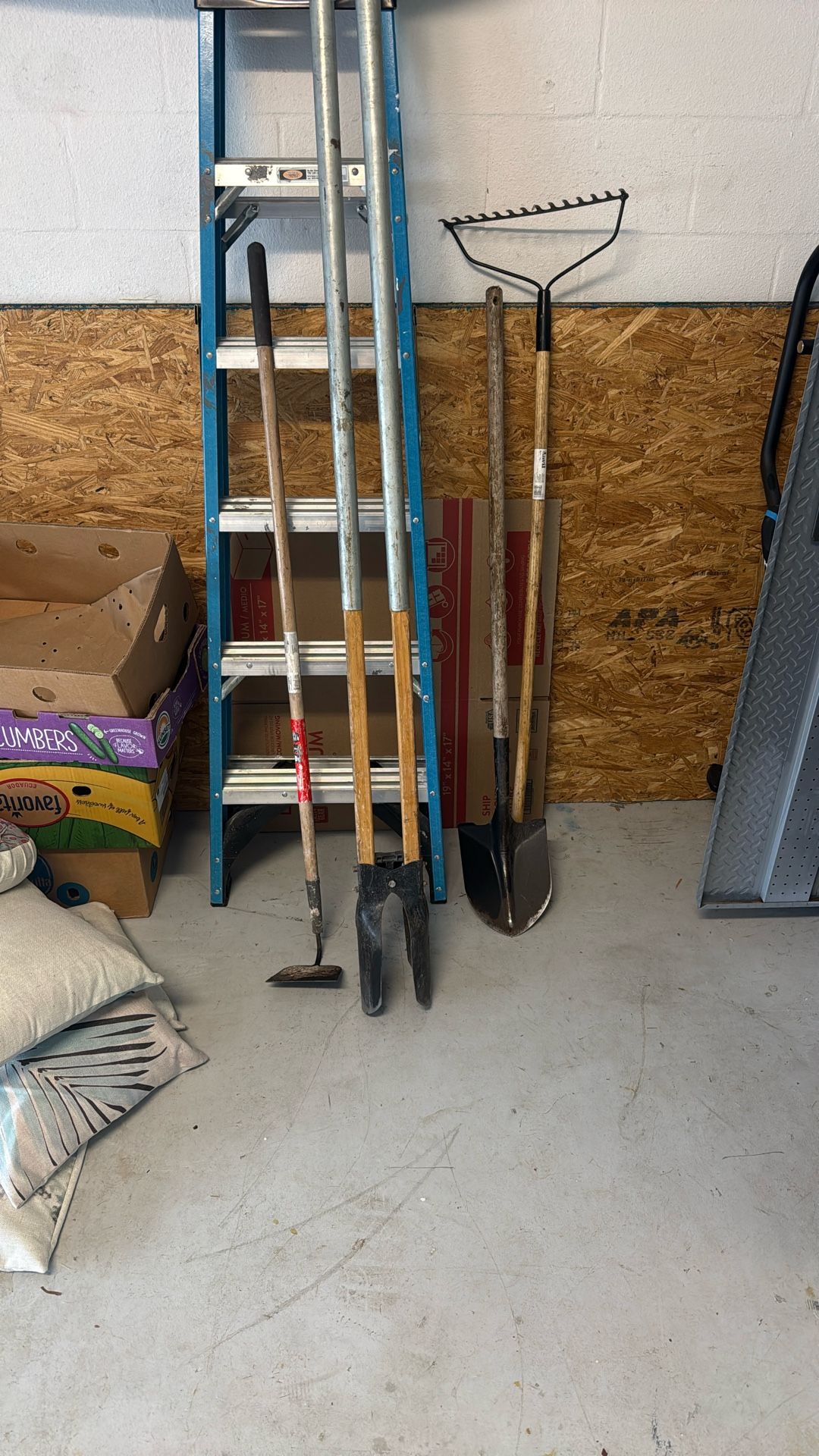 Post Hole Digger/Rake/Shovel