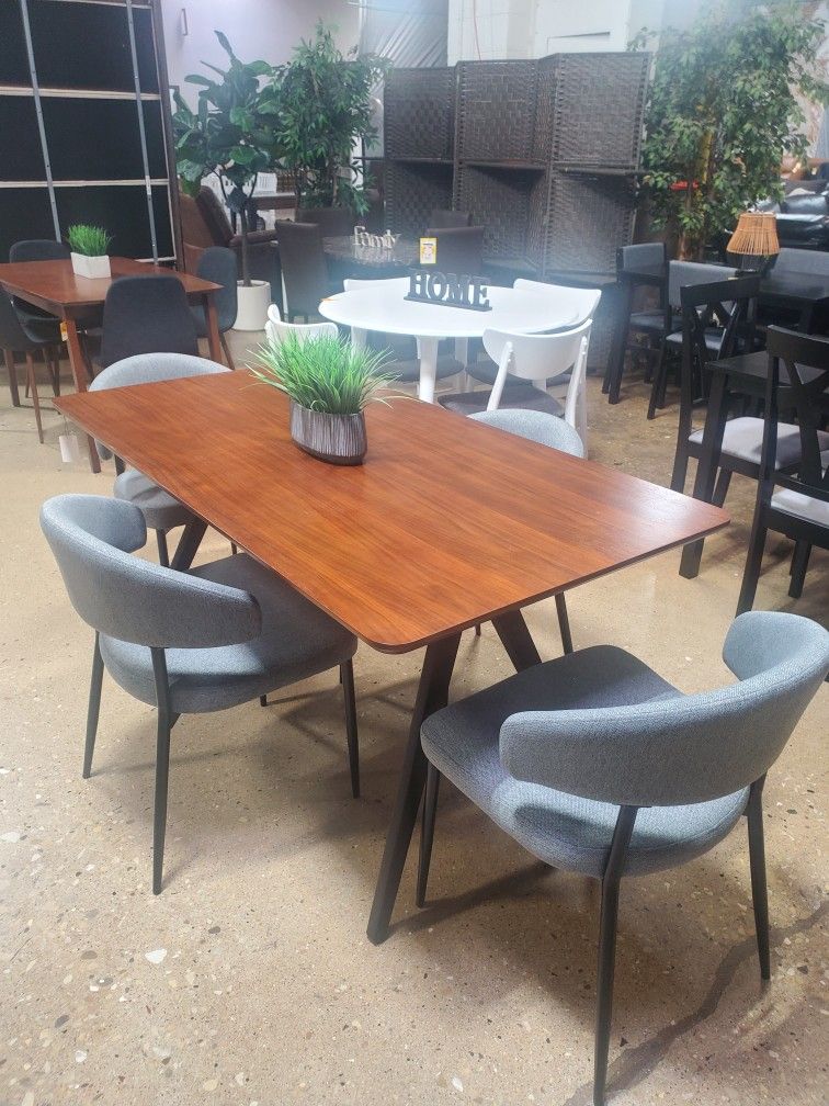 Beautiful 5 Pc Dining Set With 4 Fabric Chairs (New)