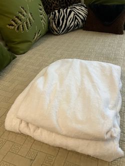 Twin size Rubber Sheet, mattress Protector. Very New used a short time, never been wet or soiled.