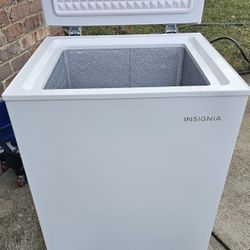Insignia chest freezer 5 CF 
