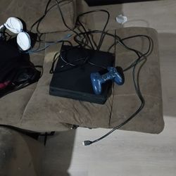 Ps4 W/ Controller And Headphones 
