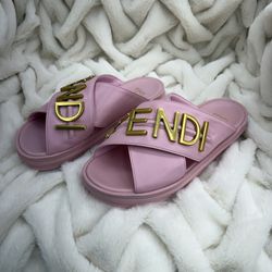 Pink sandals/Sandalias rosadas.