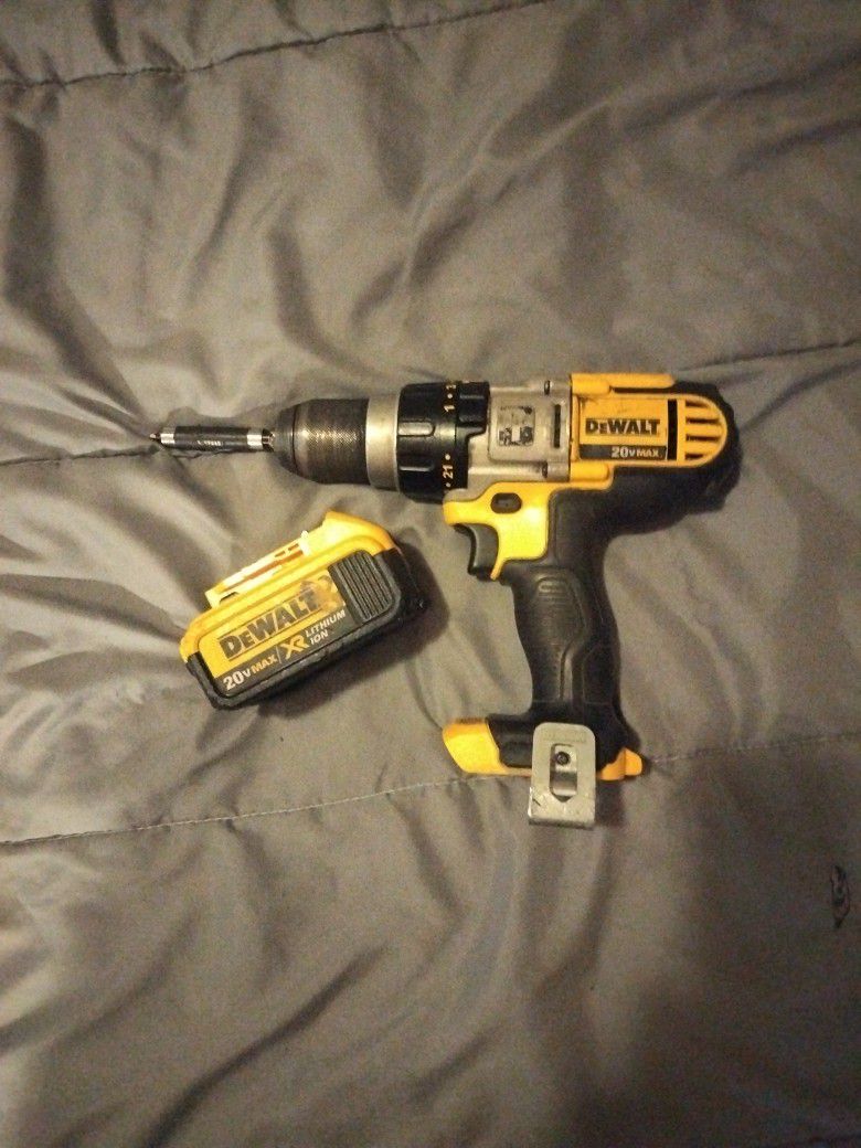 DeWalt Hammer Drill DCD985 20 VOLT XR SERIES REALLY REALLY NICE AND ALMOST STILL NEW WITH 20 VOLT BATTERY PACK $$75