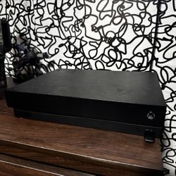 Xbox One X (LIKE NEW)
