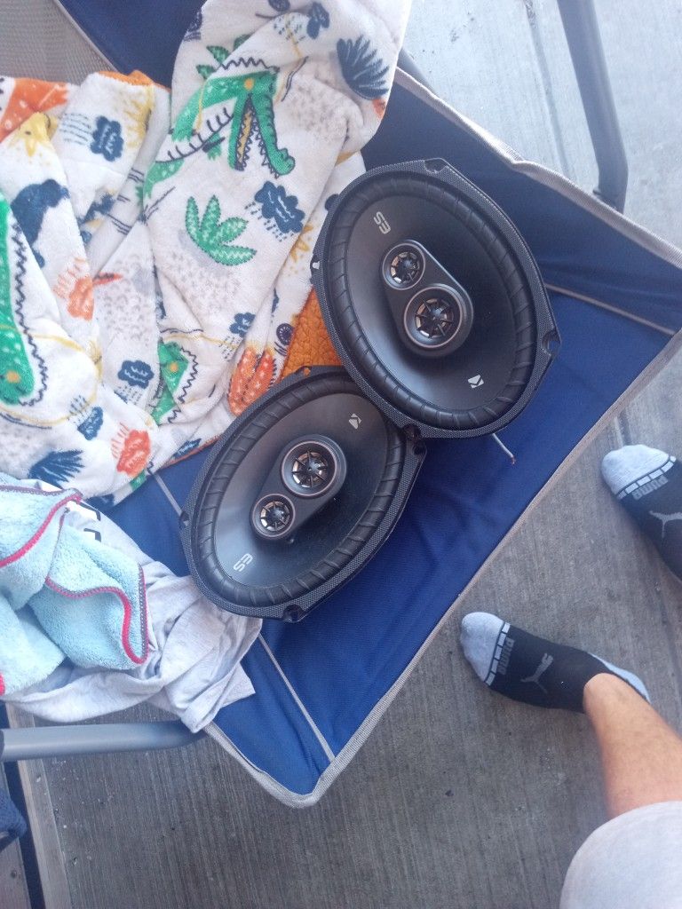 Speakers Kickers