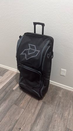 Demarini Spectre V2 baseball/softball rolling bag