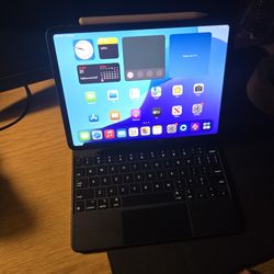 iPad Pro 11" & Keyboard / Pencil