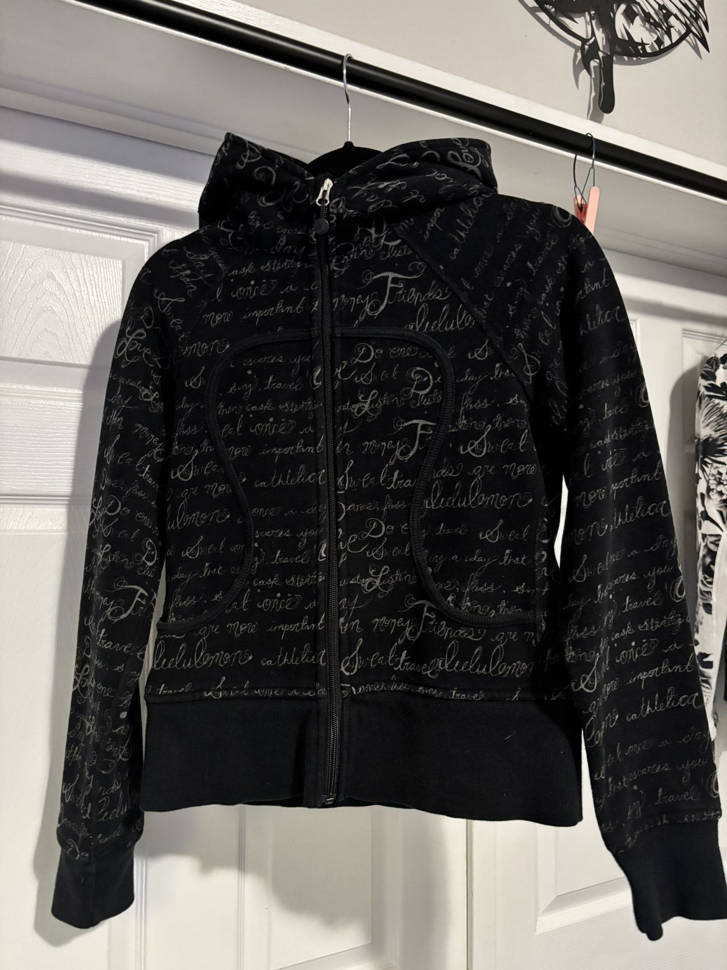 ⭐ Lululemon Scuba Hoodie Black Manifesto Script Print Women’s Size _ Rare Thick Fleece Zip Up