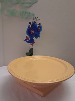 Oval yellow cake stand