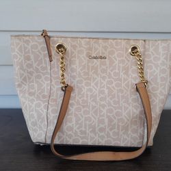 CALVIN KLEIN
Hayden Large Signature Tote