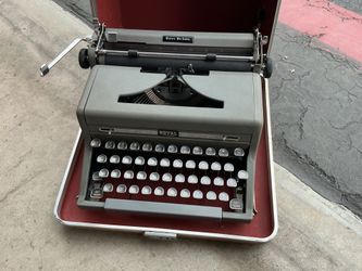 Type writer very old in great condition royal