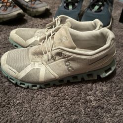 25$ On Cloud Shoes Size 10 