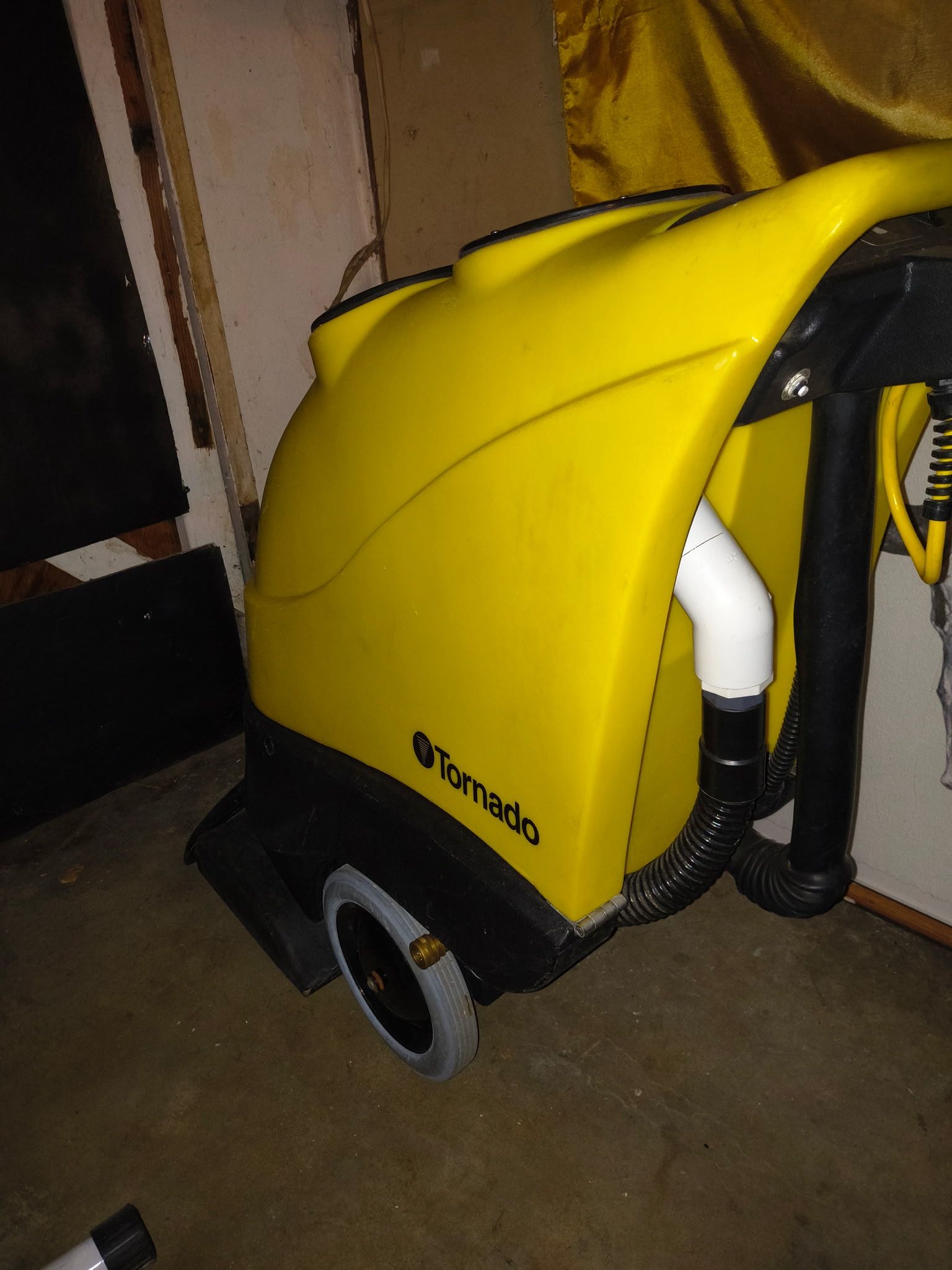 Tornado Commercial Carpet Extractor