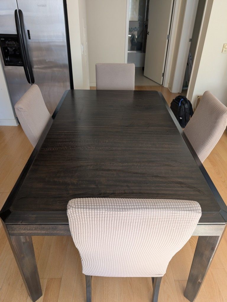 Dinner Table with 4/6 Chairs Like New