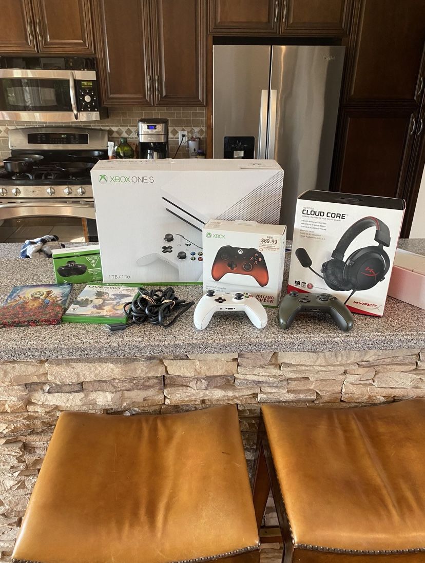 XBOX ONE S 1 TB BUNDLE