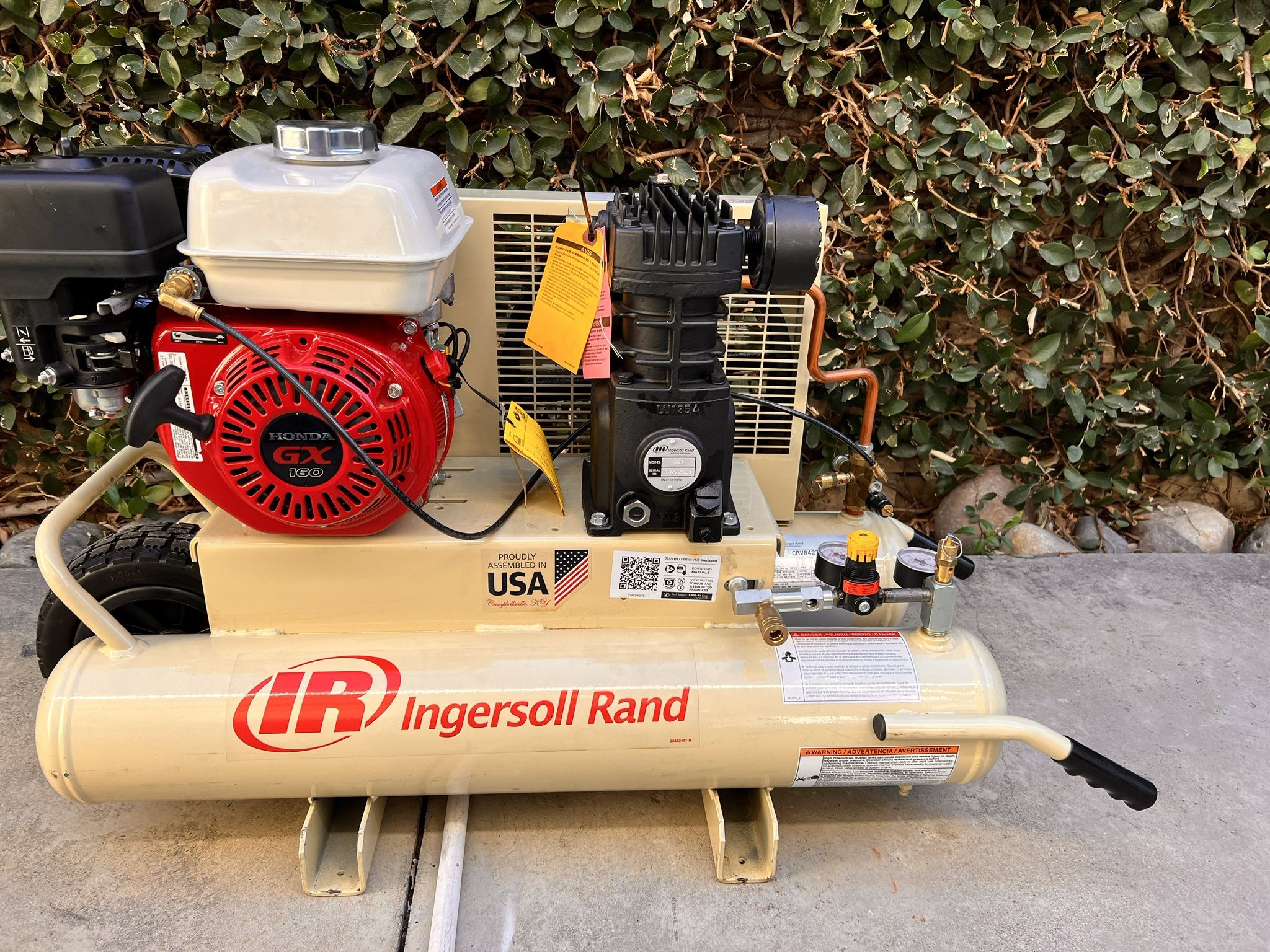 Ingersoll-Rand SS3J5.5GH-WB 5.5 Horsepower 8 Gallon Oiled Gas Twin Pontoon Compressor