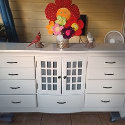 DRESSER WITH MIDDLE COMPARTMENT 