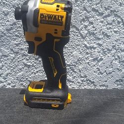 Atomic Impact Driver Dewalt  ( Tool-Only )